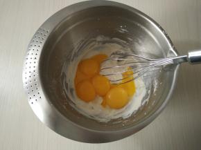 加入蛋黄搅拌均匀。