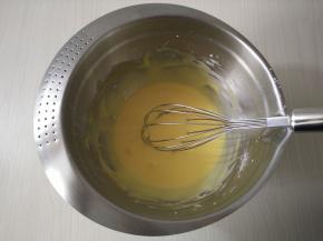 成为顺滑的蛋黄糊。