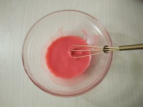 取15克蛋黄糊，加入少许粉色素搅匀备用。