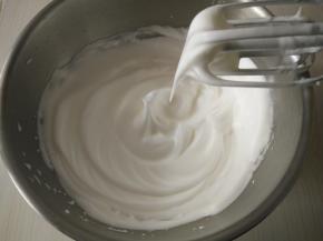 蛋白分次加糖打成湿性发泡，提起打蛋头蛋白呈大弯勾状态。