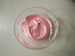 取25克蛋白分两次加入蛋黄糊，翻拌均匀装入裱花袋。