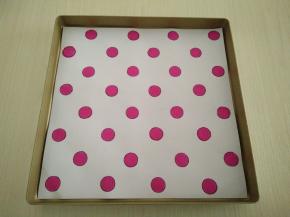 将提前画好的波点卡纸垫在烤盘里，上面铺上油布。