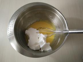 将剩下的蛋白霜分次加入蛋黄糊翻拌均匀。