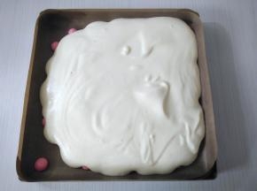 待烤盘不烫手时,把蛋糕糊倒入烤盘（可以将少许蛋糕糊装入裱花袋，围绕粉色波点挤一圈防止有气泡），表面刮平，轻震模具震出气泡。