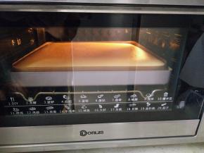 放入预热好的烤箱上下150度烘烤25分钟。