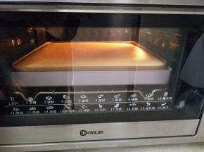 放入预热好的烤箱上下150度烘烤25分钟。