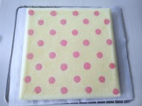 烤好取出震盘一次，倒扣，撕掉油布，再翻过来铺一层油纸。