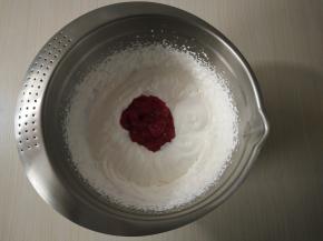淡奶油加糖打发，倒入草莓酱打匀。