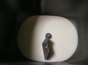 牛奶放入面包机桶