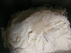 放入面包粉和发酵粉，将发酵粉埋在面包粉里面，启动面包机甜面包程序工作
