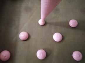 将粉色蛋糕糊按照下面的图案挤入波点，放入预热好的烤箱150度烘烤2分钟，取出。