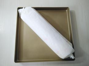 用擀面杖辅助卷起，放入冰箱冷藏2小时定型。