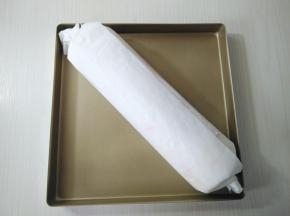用擀面杖辅助卷起，放入冰箱冷藏2小时定型。