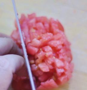 3、把番茄切小块