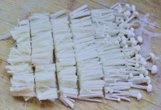 4、金针菇切小小段。