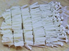 4、金针菇切小小段。