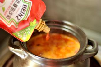 9、再加番茄酱调节浓度，这个可以不加，加上颜色更漂亮