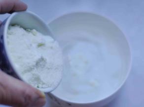 奶粉倒入温开水，搅拌均匀