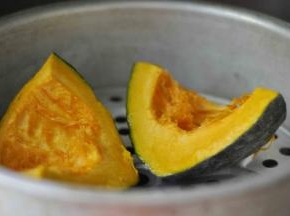 放蒸锅中蒸熟