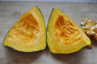 南瓜洗净去籽，切块