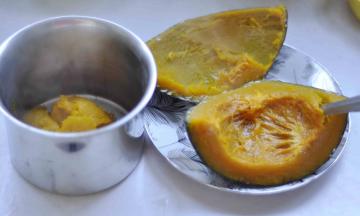 用勺把蒸熟的南瓜瓤，挖到盆里