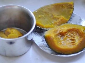 用勺把蒸熟的南瓜瓤，挖到盆里