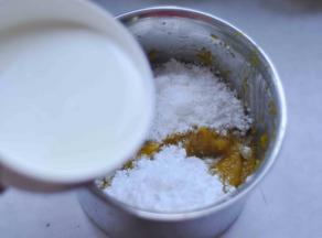 将牛奶、白糖和淀粉，倒入南瓜泥中，用料理机搅拌均匀，越细腻越好