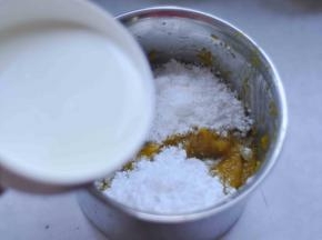 将牛奶、白糖和淀粉，倒入南瓜泥中，用料理机搅拌均匀，越细腻越好