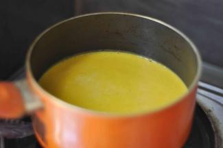 倒入不粘锅中，小火慢慢熬，要不停的搅拌