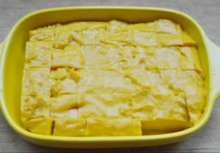 从冰箱里拿出来，用刀在盘子里切块