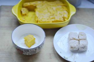 碗里倒上椰蓉，将切好的南瓜糕，放入碗里粘上椰蓉，然后装盘