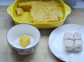 碗里倒上椰蓉，将切好的南瓜糕，放入碗里粘上椰蓉，然后装盘