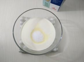 淡奶油倒入干净的容器，倒入细砂糖低速打发。