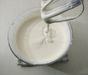 打到6分发，提起打蛋头奶油低落纹路不马上消失即可。