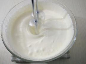 淡奶油慢慢变得浓稠，随时检查状态。