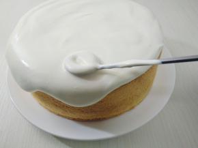 用勺子或者抹刀将奶油向周围抹平，利用勺子底部将奶油往下滑。
