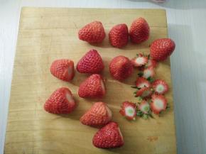 草莓洗净擦干去蒂。