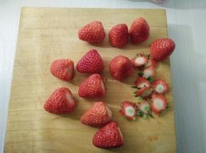草莓洗净擦干去蒂。