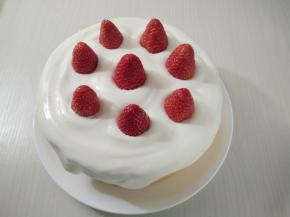 将草莓摆在蛋糕上。