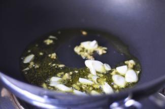 炒锅上火，热锅凉油，放入葱姜蒜爆香