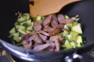 然后加入肉肠继续翻炒