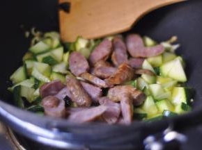 然后加入肉肠继续翻炒
