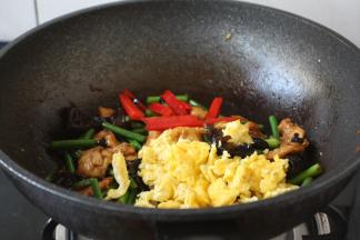 放入提前炒好的鹅蛋和切好的彩椒条，翻炒均匀。