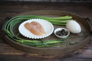 准备好食材：鹅蛋、鸡小胸肉、蒜苔、木耳、彩椒。