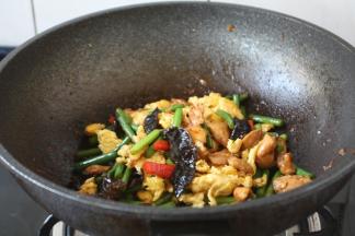 滴入1小勺的花椒油增味。