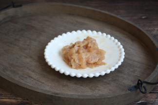 将鸡小胸肉剔除筋膜，切成片，将鸡肉片放在容器里，放入少许的白胡椒粉、1小勺料酒、1小勺生抽、1勺的淀粉，将所放入的调料抓均，抓至有粘性，腌制10分钟备用。