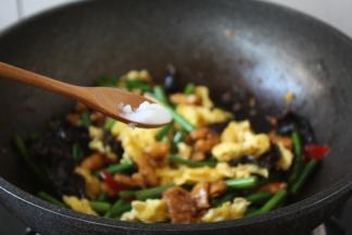 放入适量的盐调味。