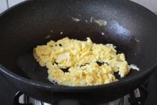 将鹅蛋炒熟备用。