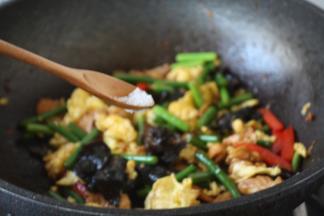 放入少许（1g）的白糖提鲜。