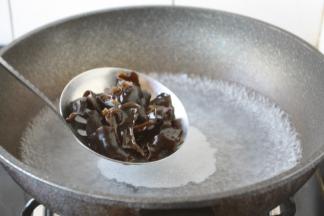 木耳提前泡发好，放在开水里焯烫1分钟，捞出来后过凉水，沥干水分备用。